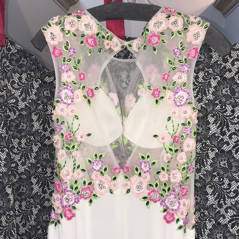 Jovani white/floral gown w/ open back size 2 NWT - Picture 4 of 8